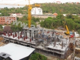 13 Juli 2011 The Cliff, Pattaya - 15 floors built already. Construction site review.